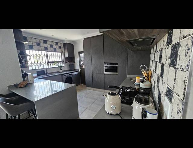 3 BEDROOM HOUSE FOR SALE IN HELDERWYK